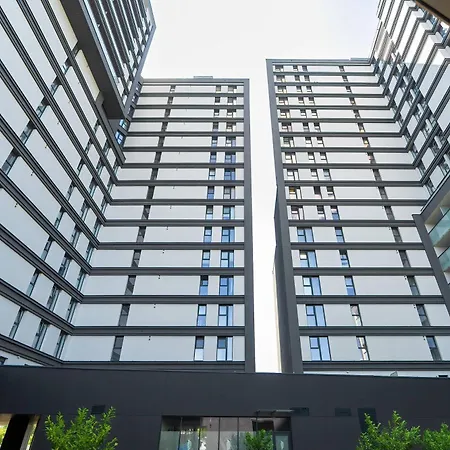 Colorful Rataje With Parking And Air Conditioning By Renters דירה *