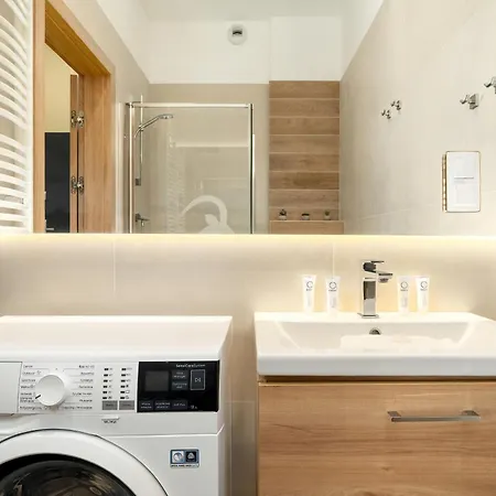 Colorful Rataje With Parking And Air Conditioning By Renters דירה *